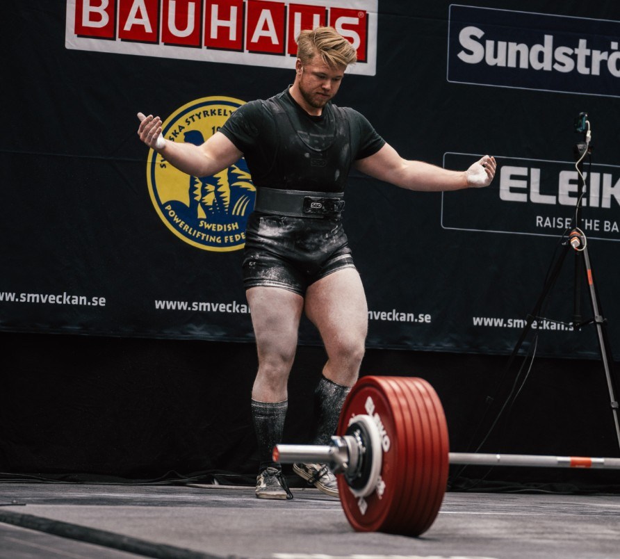 Elias Kenneryd p tvling framfr skivstngen.